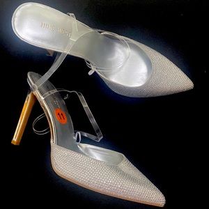 Beautiful rhinestone and silver special occasion pump!